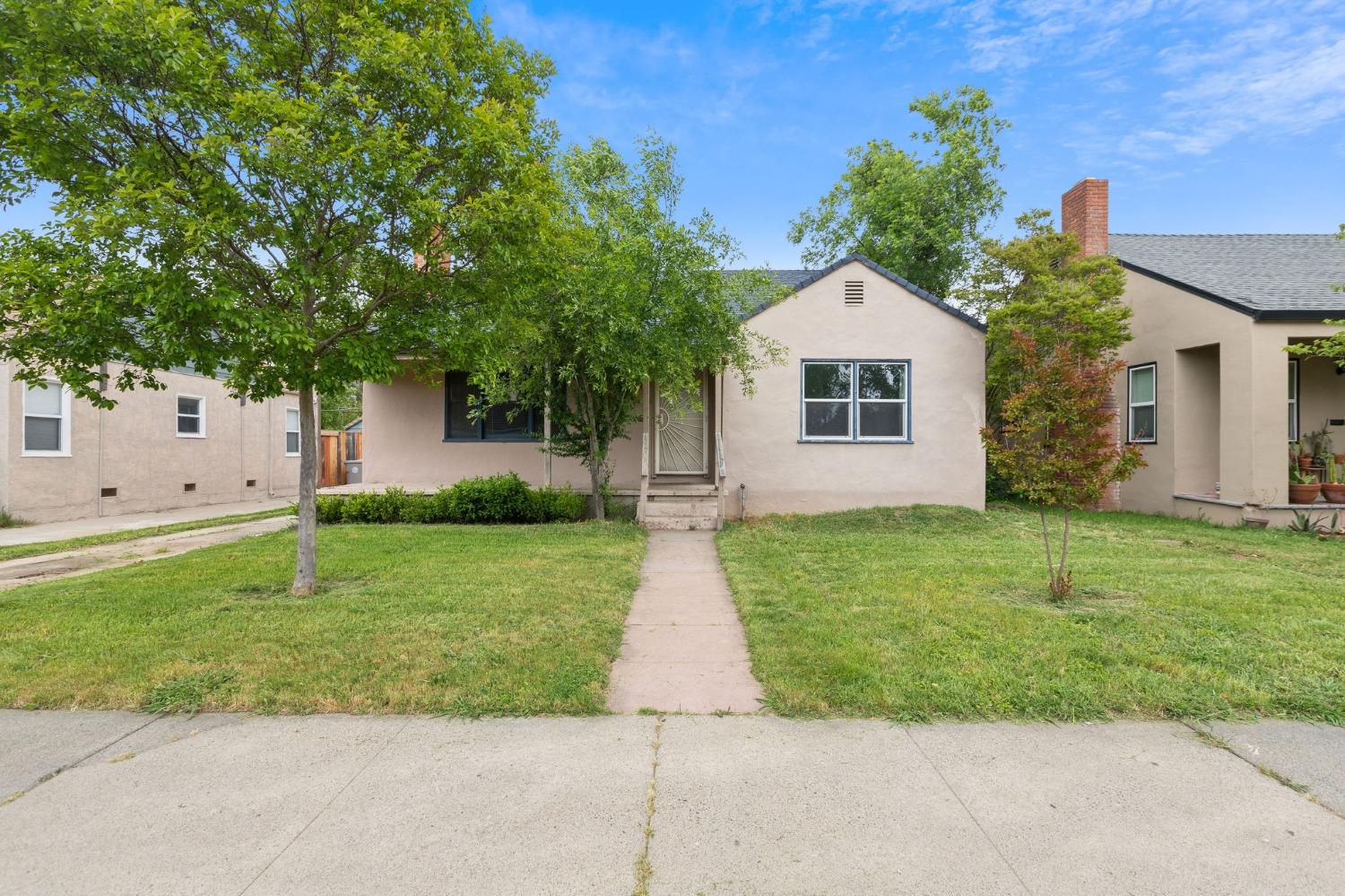 Detail Gallery Image 1 of 26 For 3809 San Carlos Way, Sacramento,  CA 95820 - 2 Beds | 1 Baths