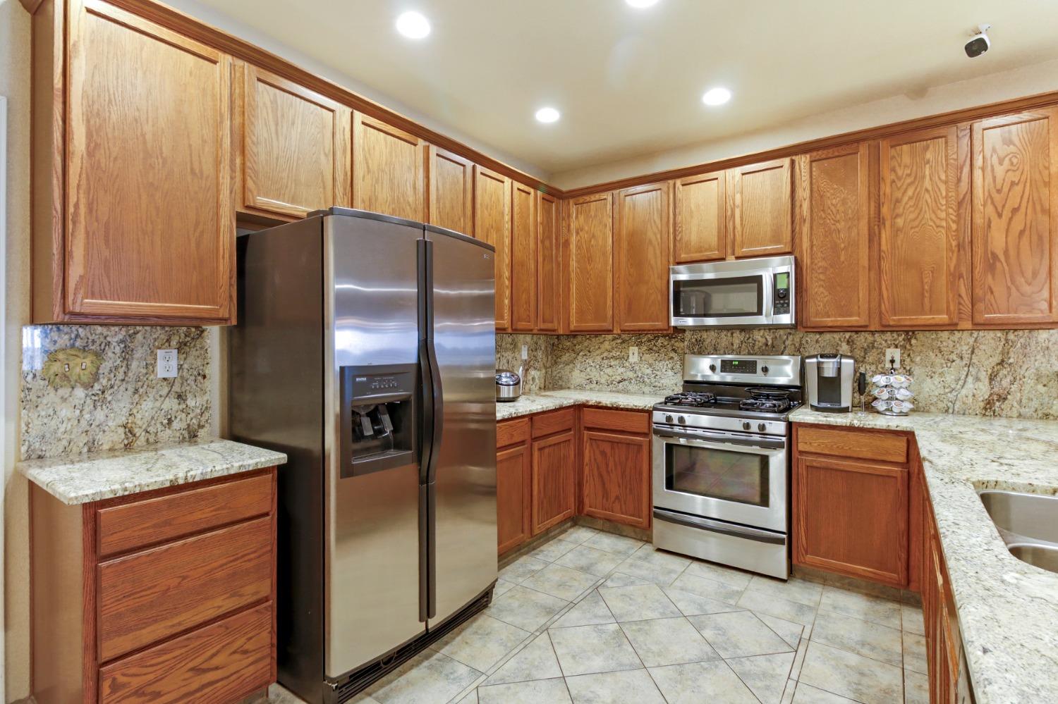 Detail Gallery Image 10 of 62 For 9329 Mainline Dr, Elk Grove,  CA 95624 - 4 Beds | 2 Baths