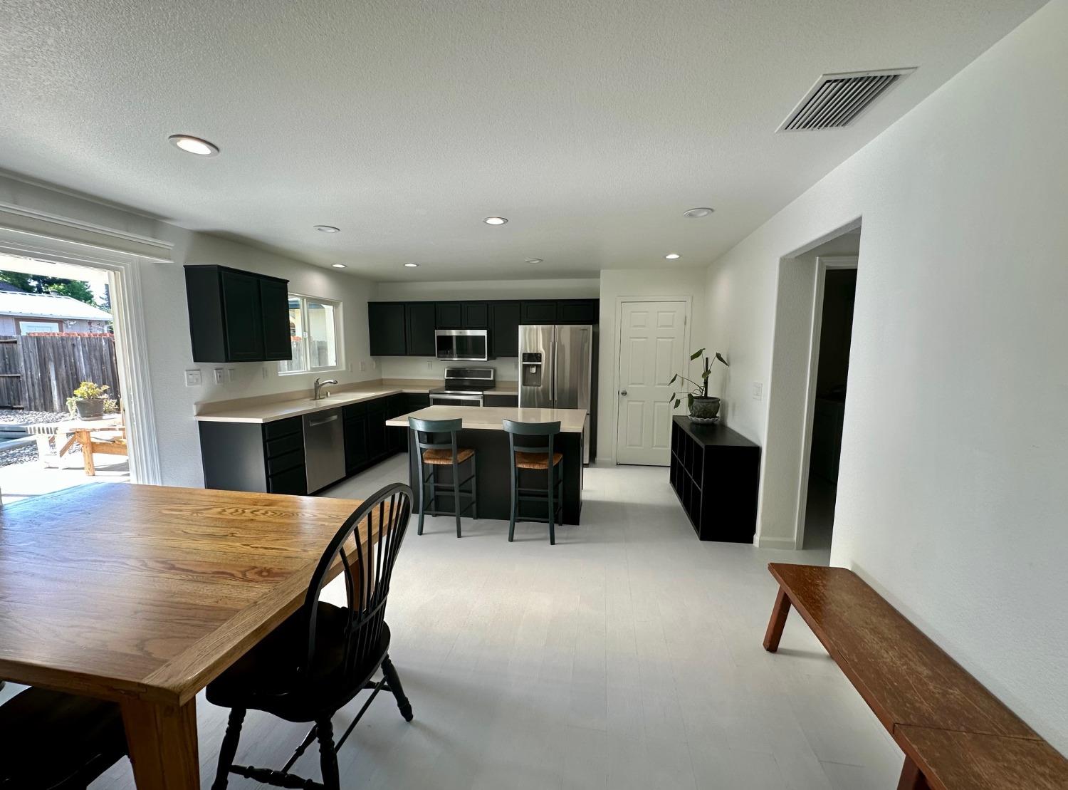 Meadowlark Circle, West Sacramento, California image 3