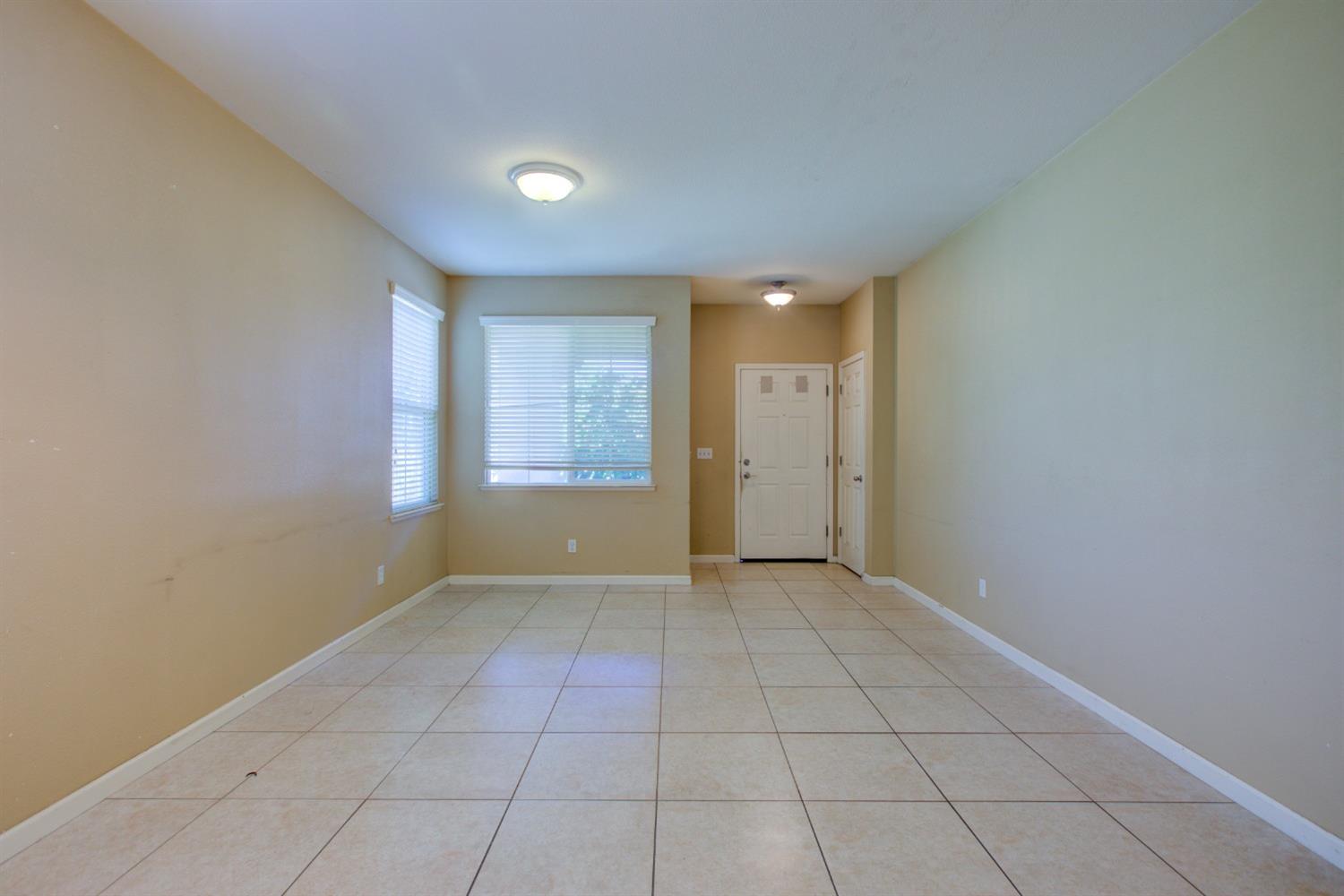 Detail Gallery Image 6 of 61 For 1492 Antioch Ct, Merced,  CA 95348 - 5 Beds | 2/1 Baths