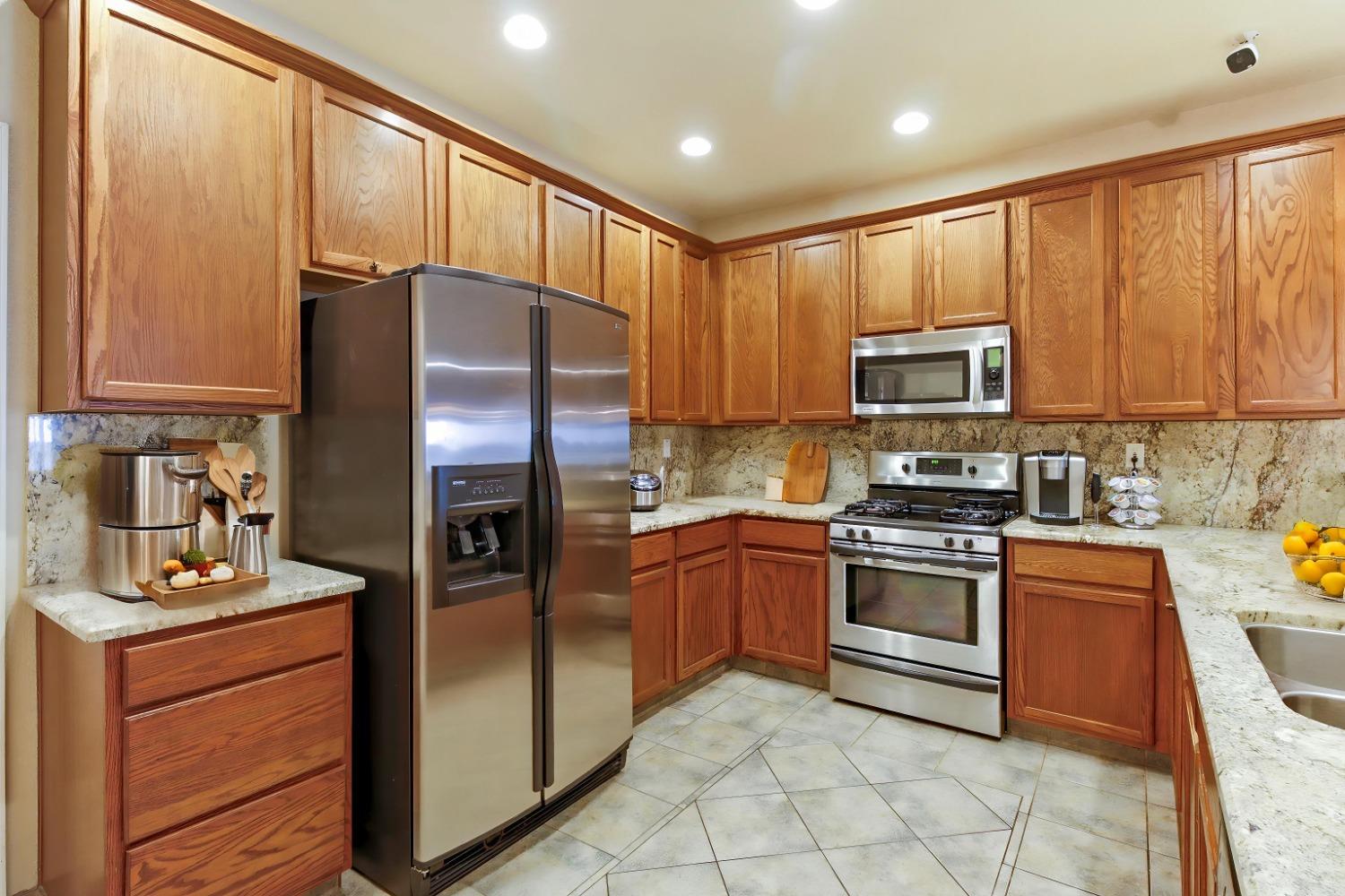 Detail Gallery Image 9 of 62 For 9329 Mainline Dr, Elk Grove,  CA 95624 - 4 Beds | 2 Baths