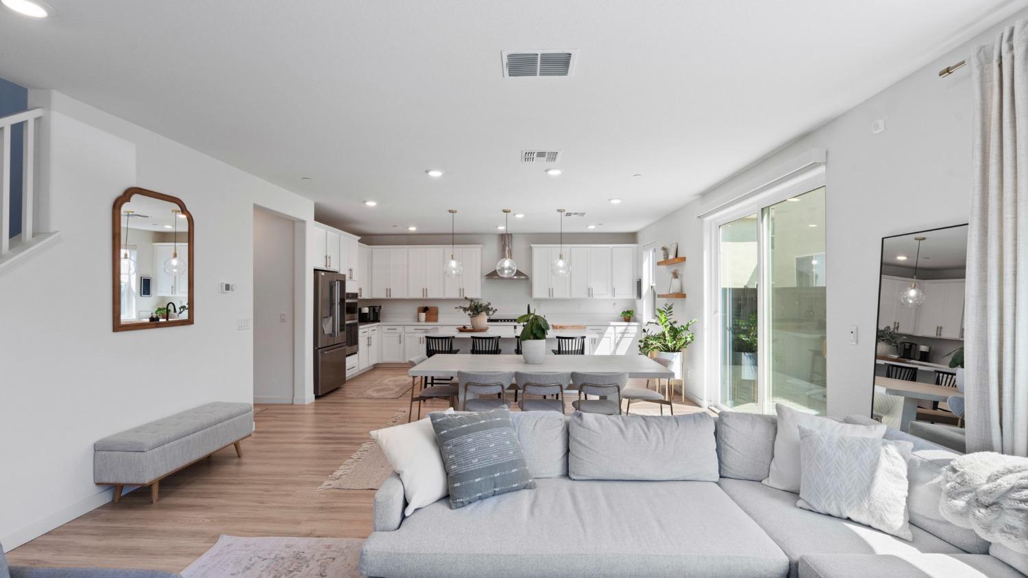 Detail Gallery Image 5 of 42 For 2702 Mossy Creek St, Sacramento,  CA 95833 - 5 Beds | 4 Baths