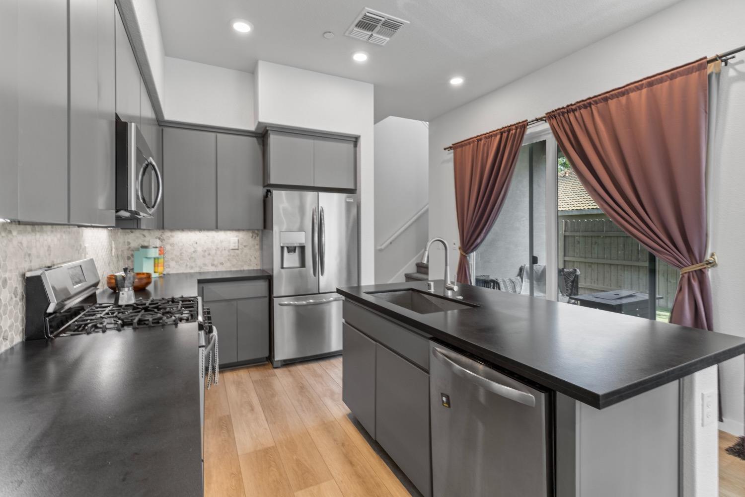 Chickadee Court, West Sacramento, California image 9