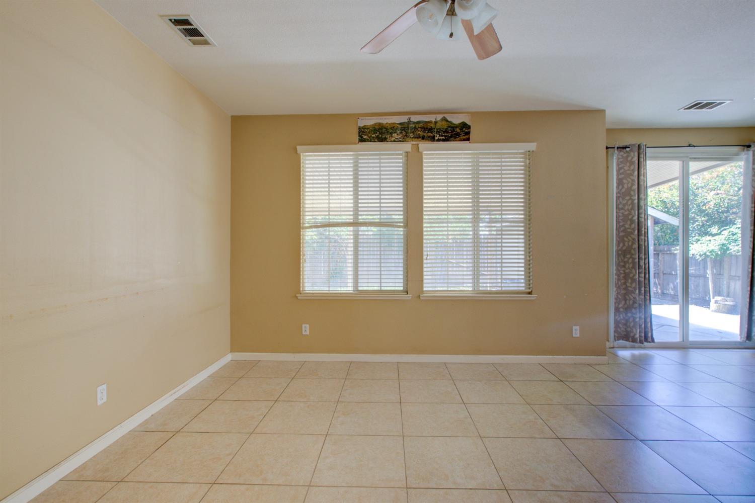 Detail Gallery Image 9 of 61 For 1492 Antioch Ct, Merced,  CA 95348 - 5 Beds | 2/1 Baths