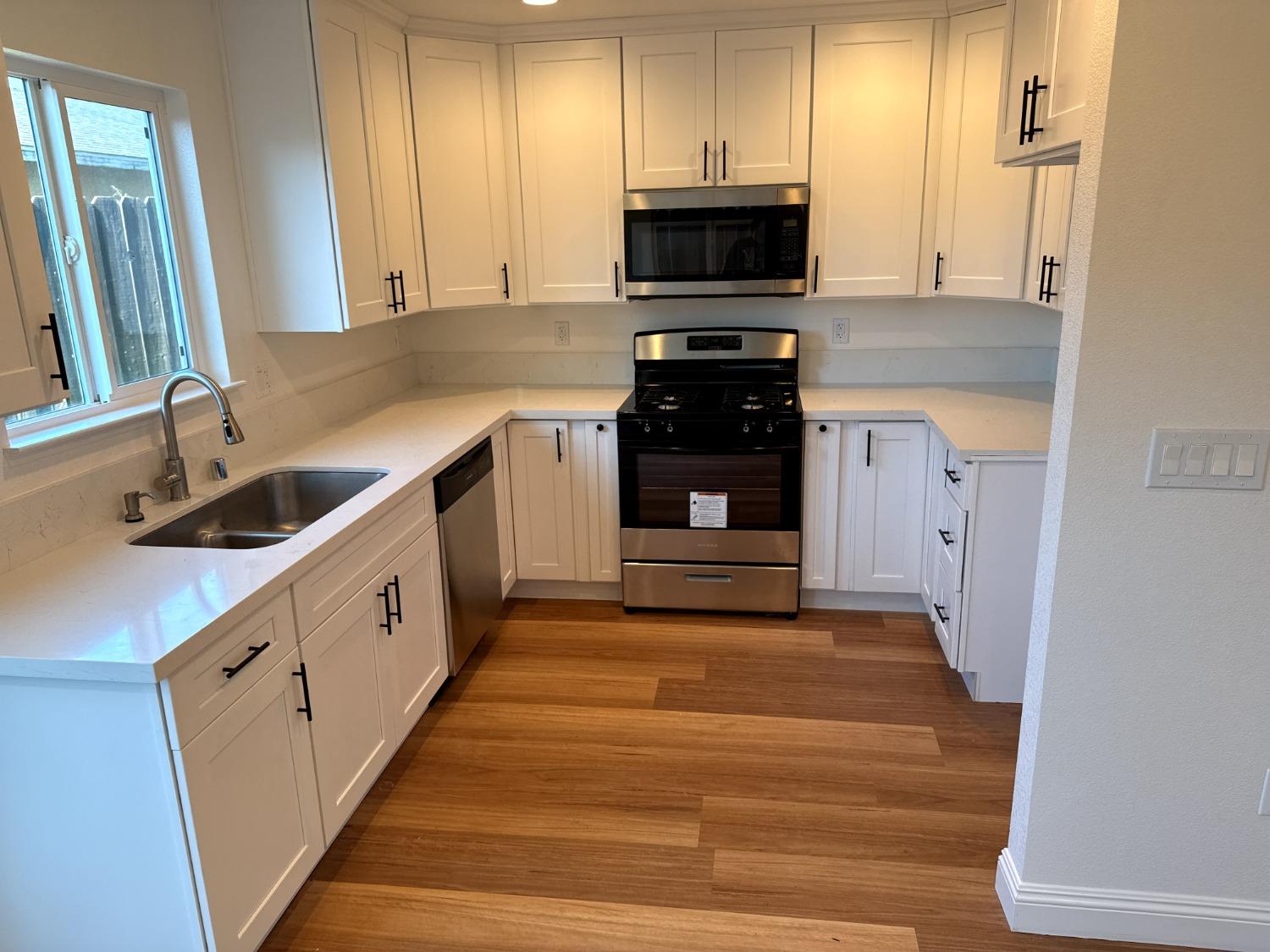 Detail Gallery Image 6 of 17 For 561 Jason Dr, Turlock,  CA 95380 - 3 Beds | 2/1 Baths