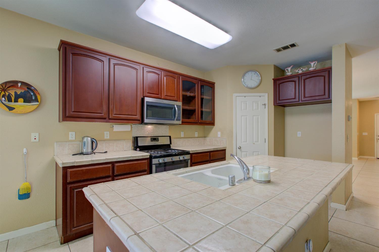 Detail Gallery Image 13 of 61 For 1492 Antioch Ct, Merced,  CA 95348 - 5 Beds | 2/1 Baths