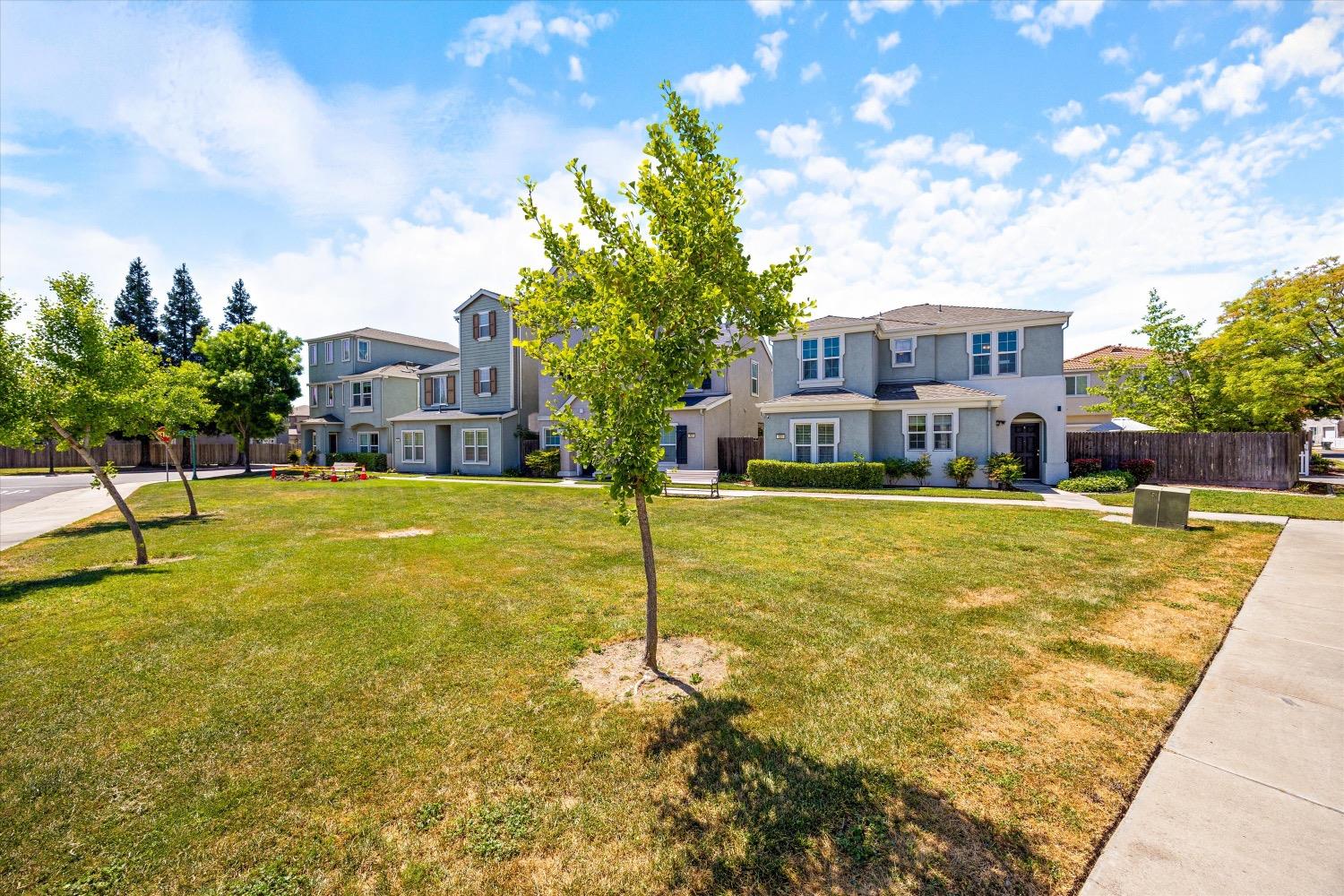 Detail Gallery Image 2 of 39 For 131 Ashwick Loop, Sacramento,  CA 95823 - 3 Beds | 2/1 Baths