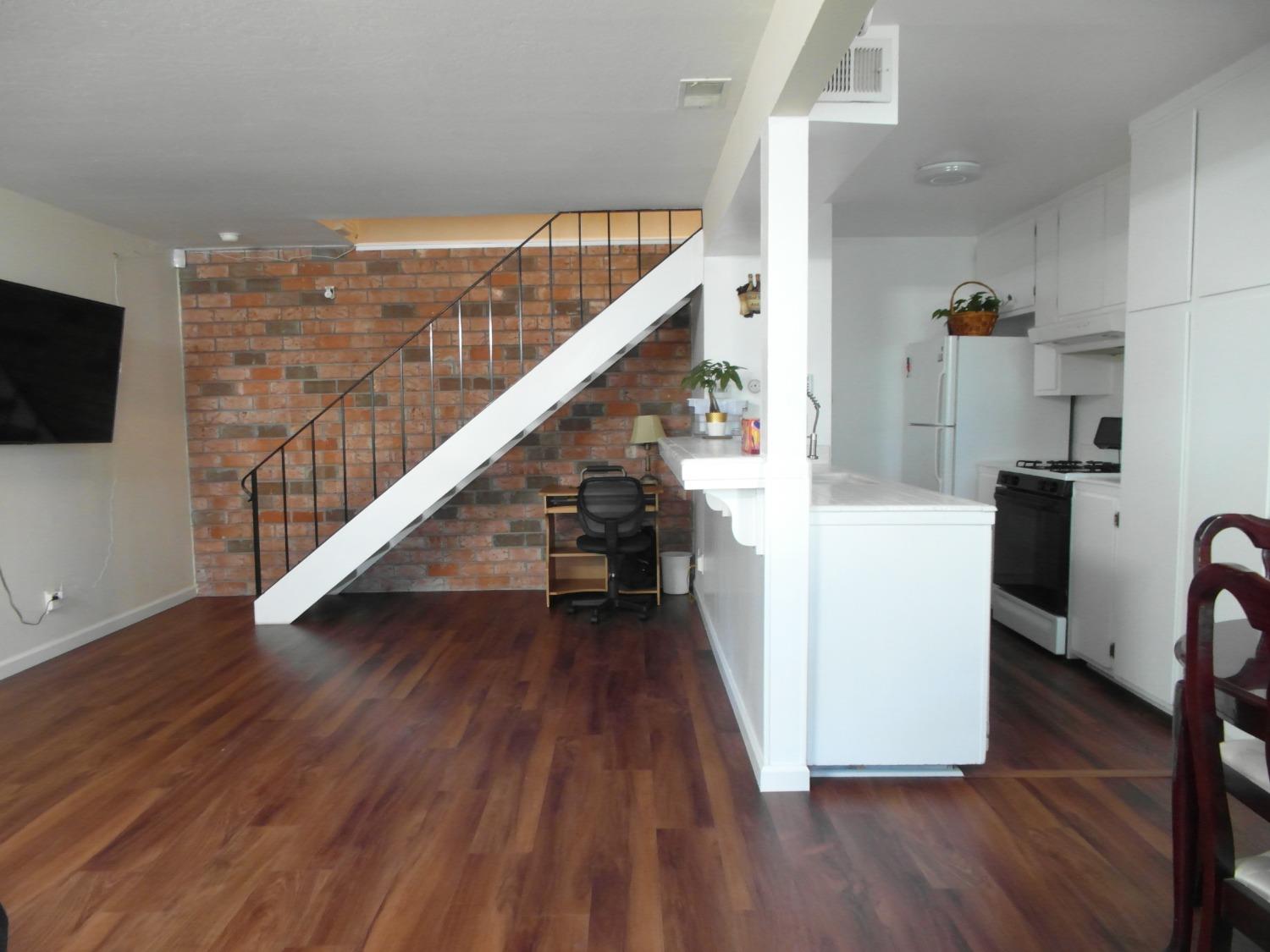 Photo #8: 225056119 Listing: Photo #8