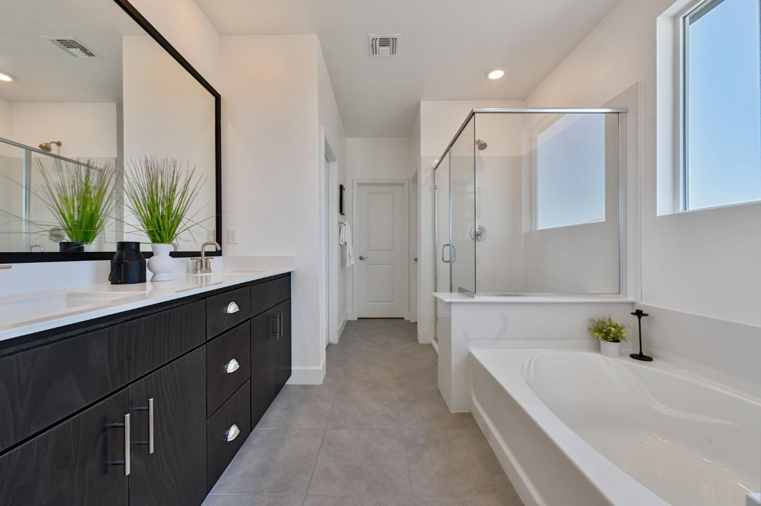 Detail Gallery Image 19 of 38 For 1719 Duchamp Way, Lodi,  CA 95242 - 5 Beds | 3/1 Baths