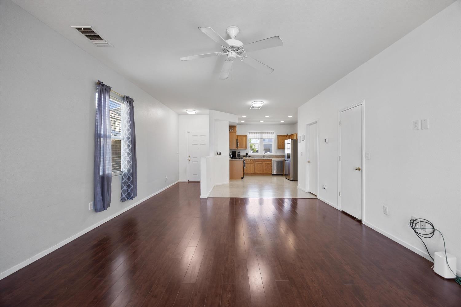 Detail Gallery Image 8 of 39 For 131 Ashwick Loop, Sacramento,  CA 95823 - 3 Beds | 2/1 Baths