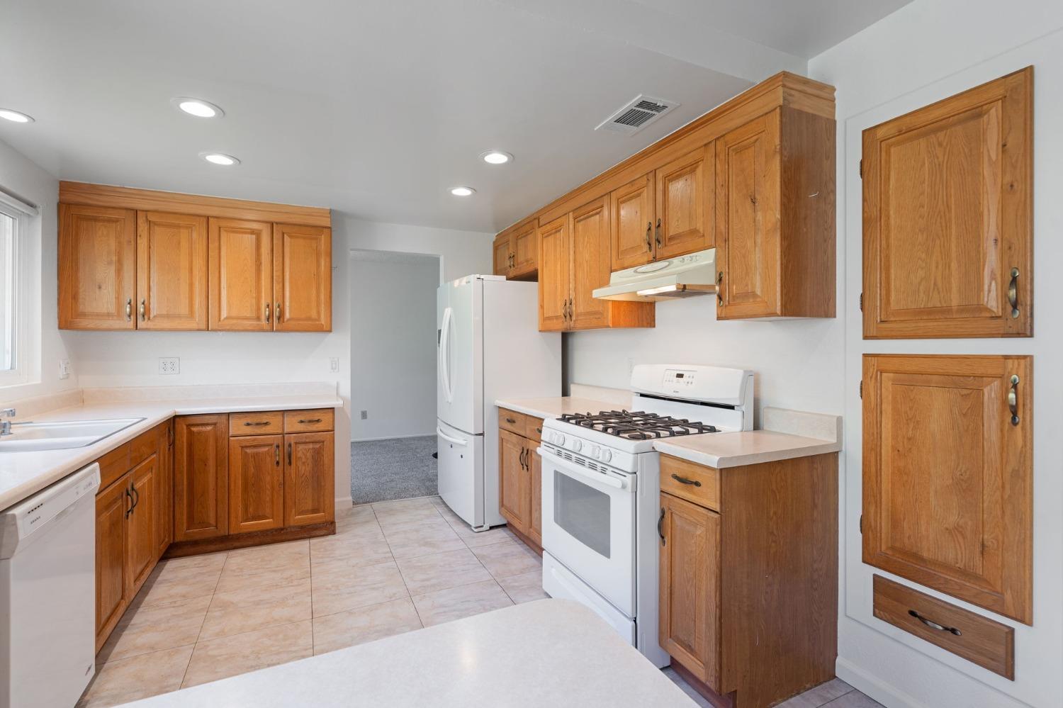 Bettina Way, Sacramento, California image 9
