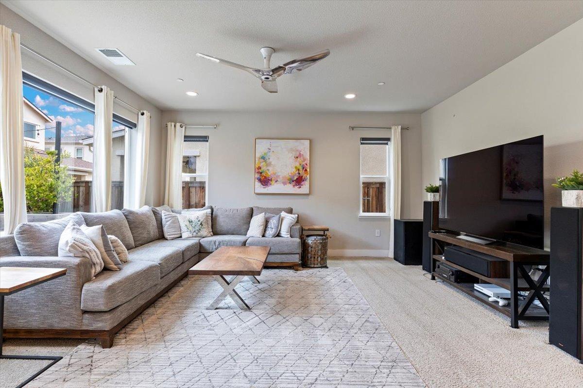 Detail Gallery Image 10 of 70 For 18466 Lewiston Dr, Lathrop,  CA 95330 - 5 Beds | 3/1 Baths