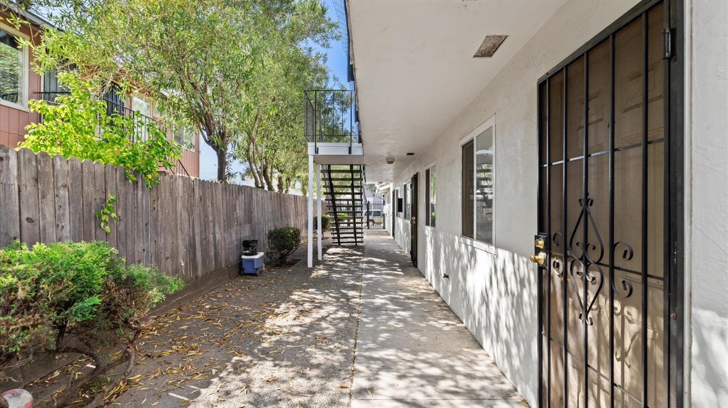 E Locust Street, Lodi, California image 19