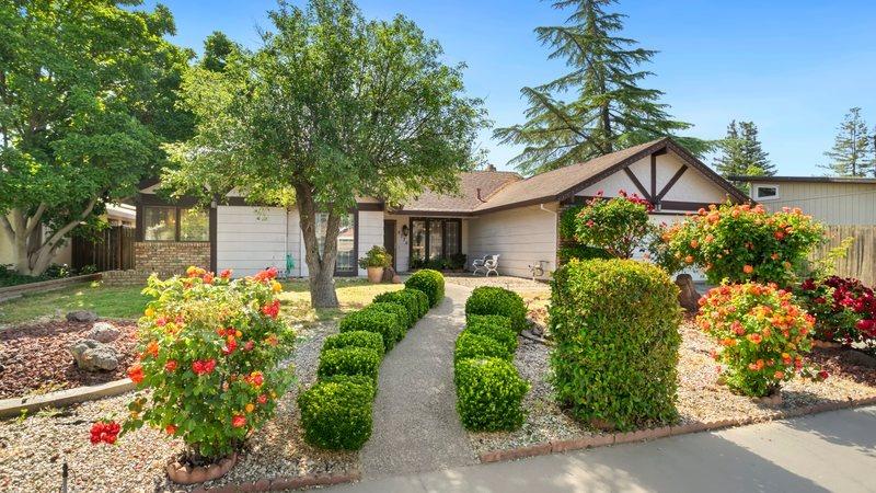 Detail Gallery Image 3 of 42 For 8770 Superb Cir, Elk Grove,  CA 95624 - 3 Beds | 2 Baths
