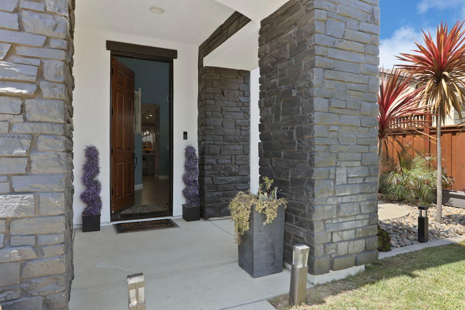 Detail Gallery Image 3 of 77 For 16907 E Cobble Creek Way, Lathrop,  CA 95330 - 4 Beds | 2/1 Baths