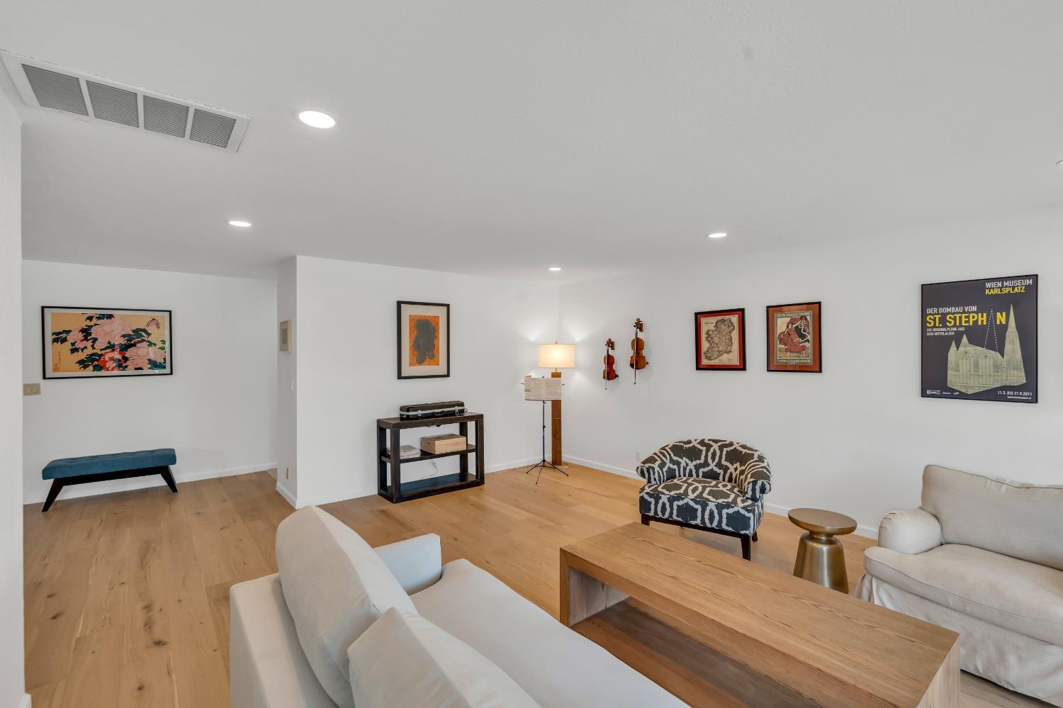 Detail Gallery Image 11 of 64 For 4644 American River Dr, Sacramento,  CA 95864 - 5 Beds | 3 Baths