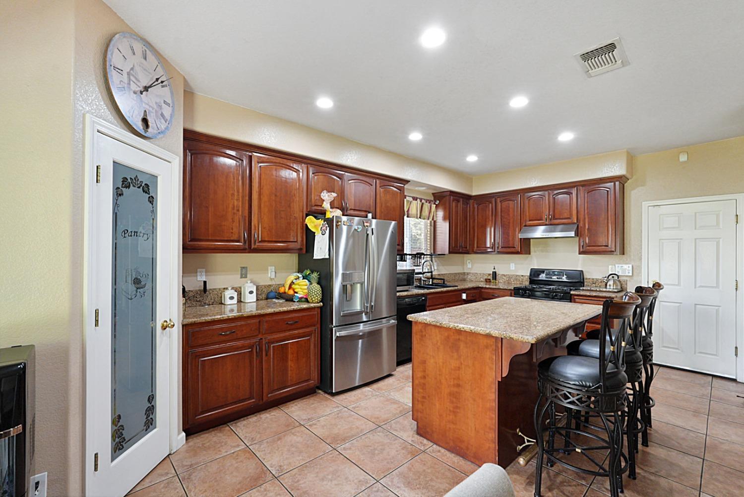 Detail Gallery Image 9 of 30 For 2025 St Theresa Way, Modesto,  CA 95358 - 4 Beds | 2/1 Baths