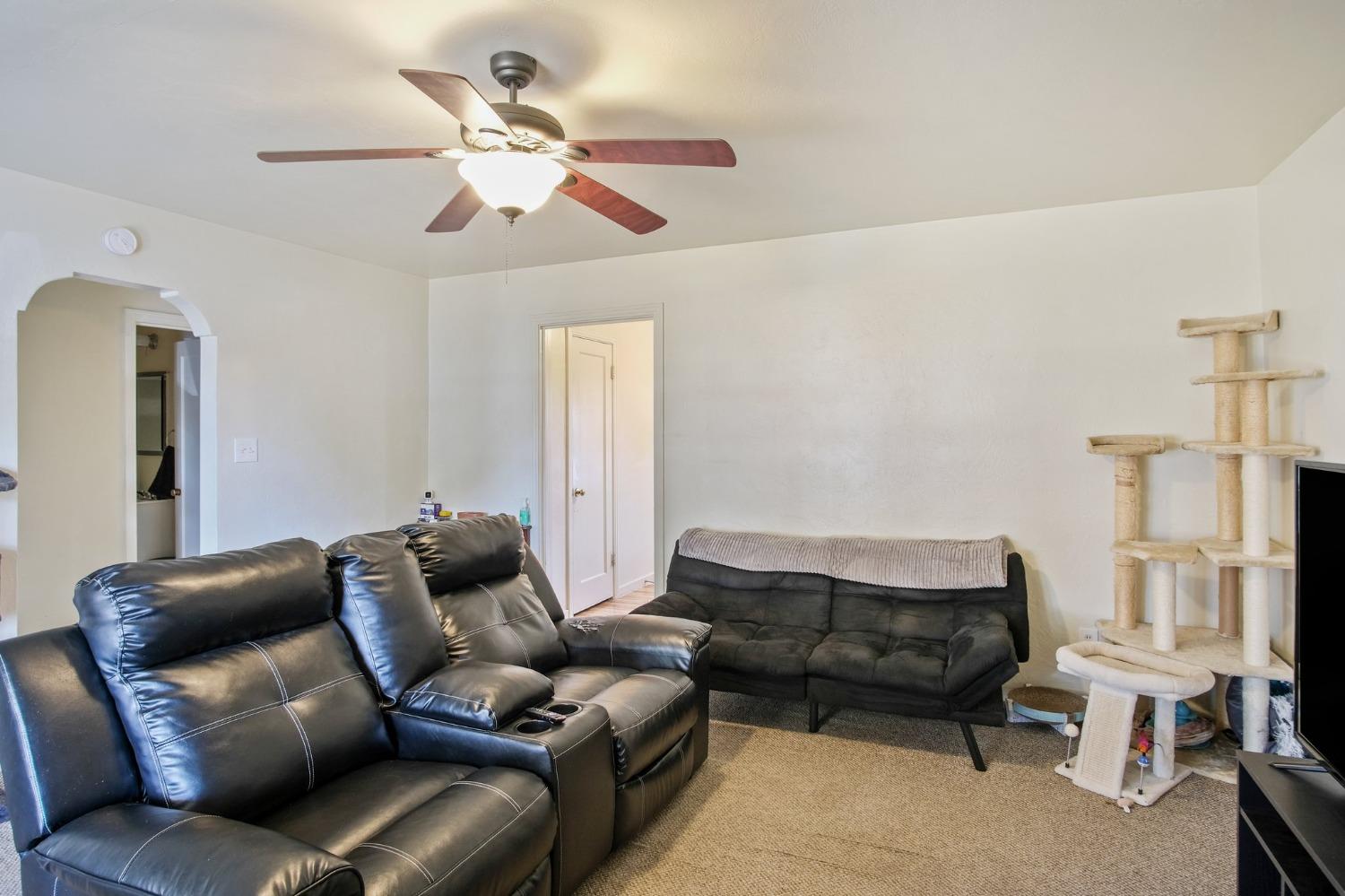 Detail Gallery Image 2 of 9 For 2416 Thomas Ave, Ceres,  CA 95307 - 2 Beds | 1 Baths