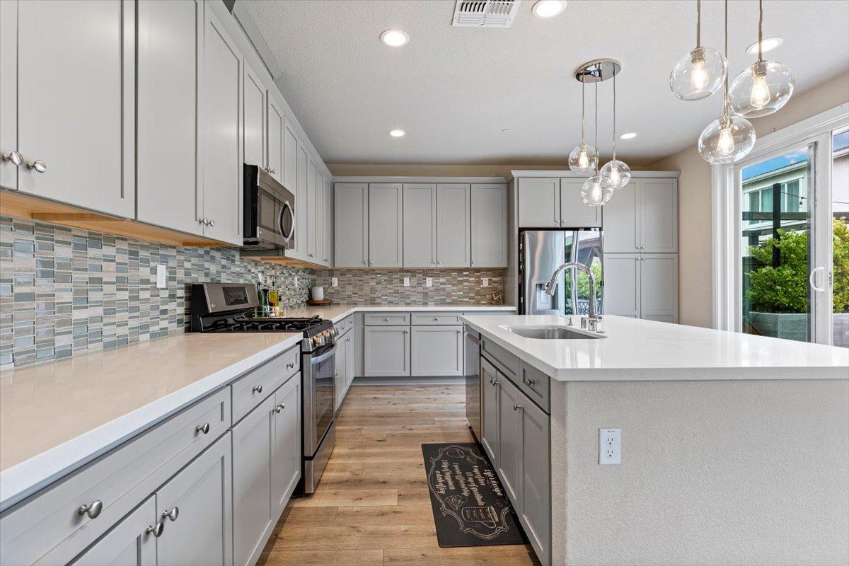 Detail Gallery Image 5 of 70 For 18466 Lewiston Dr, Lathrop,  CA 95330 - 5 Beds | 3/1 Baths