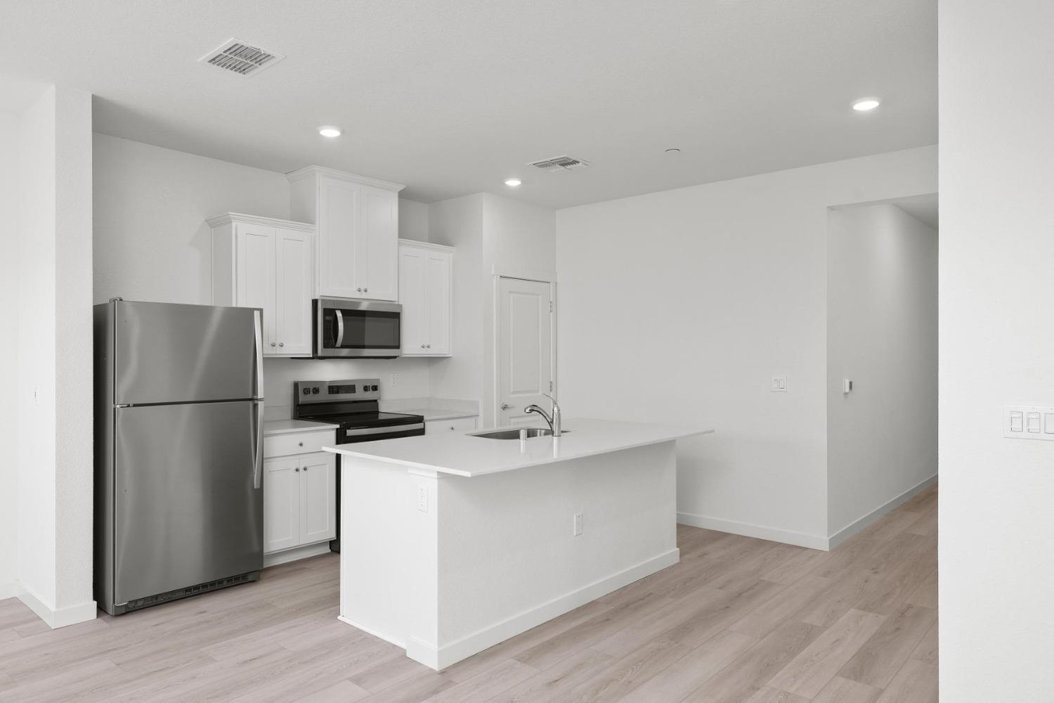 Detail Gallery Image 3 of 10 For 829 Chatham Ln, Patterson,  CA 95363 - 3 Beds | 2 Baths