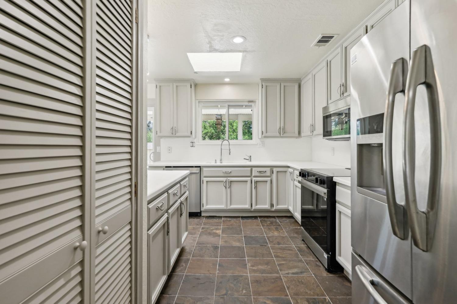 Sutter Avenue, Carmichael, California image 12