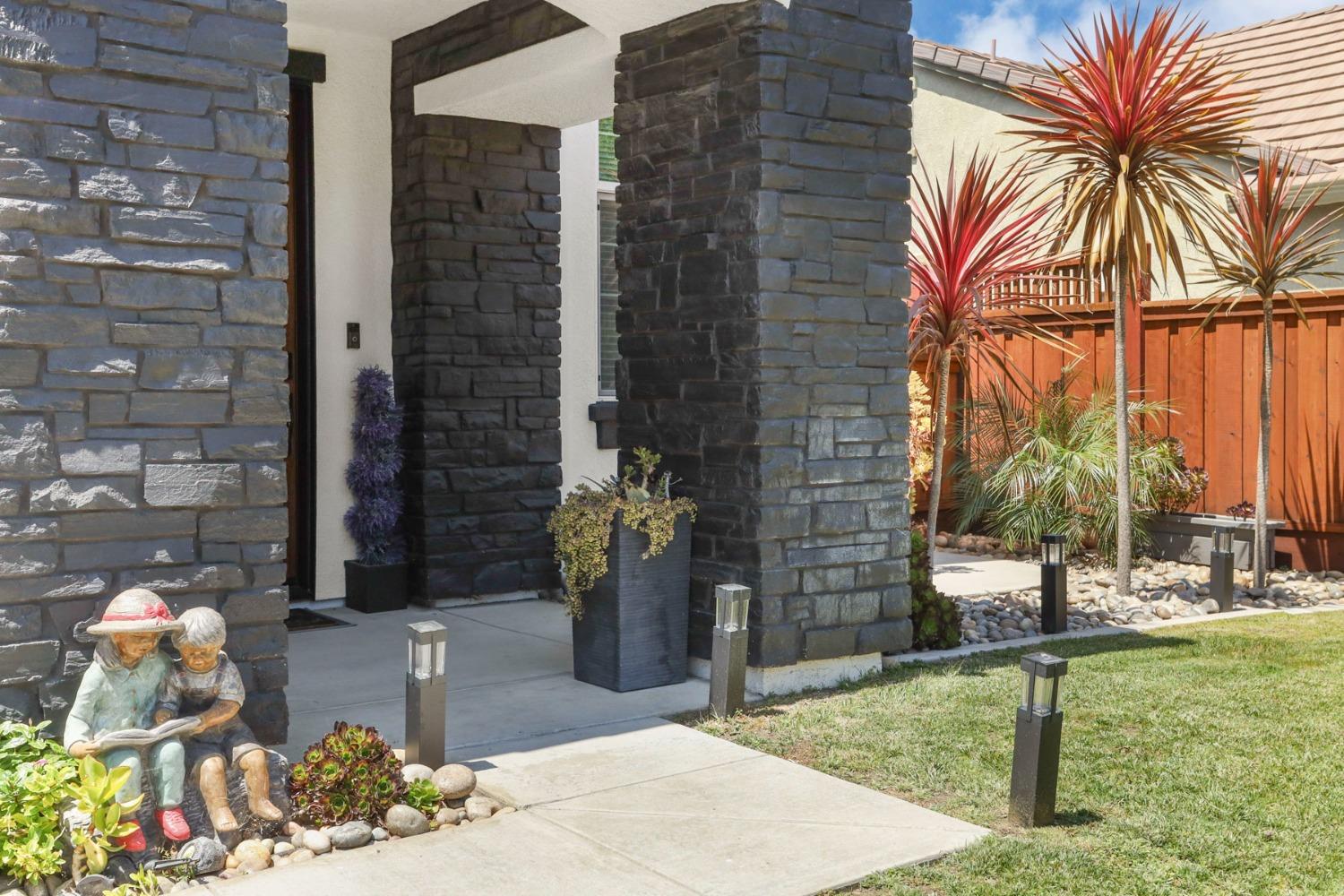 Detail Gallery Image 9 of 77 For 16907 E Cobble Creek Way, Lathrop,  CA 95330 - 4 Beds | 2/1 Baths