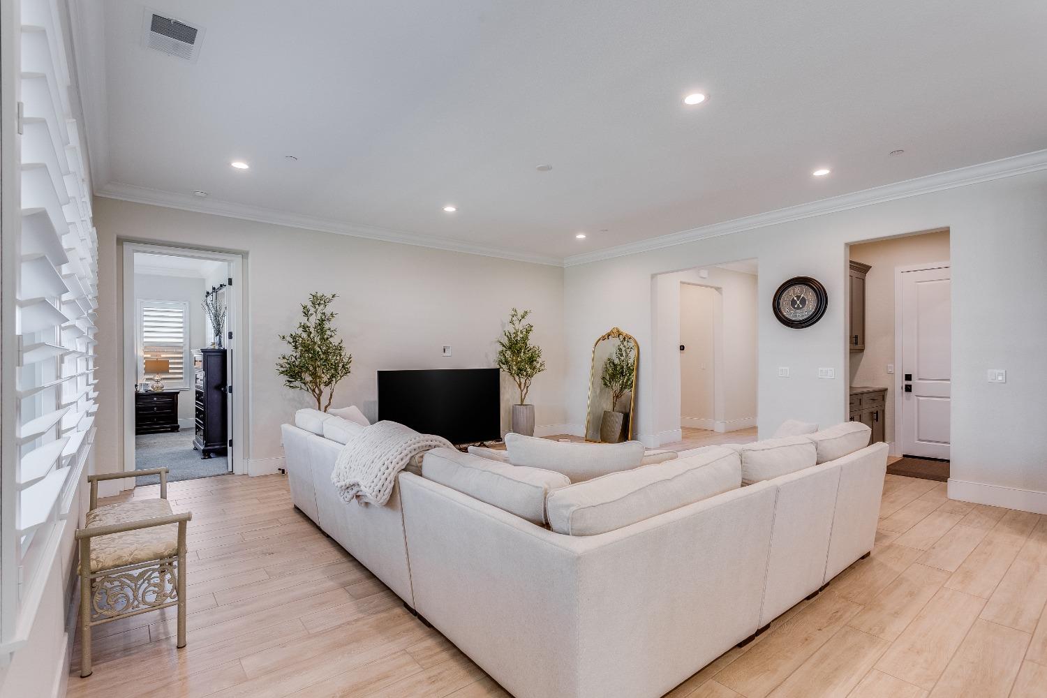 Detail Gallery Image 6 of 25 For 1501 Empire Dr, Lodi,  CA 95242 - 4 Beds | 2 Baths