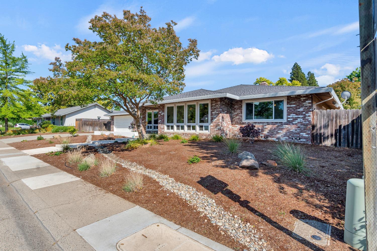 Detail Gallery Image 3 of 64 For 4644 American River Dr, Sacramento,  CA 95864 - 5 Beds | 3 Baths