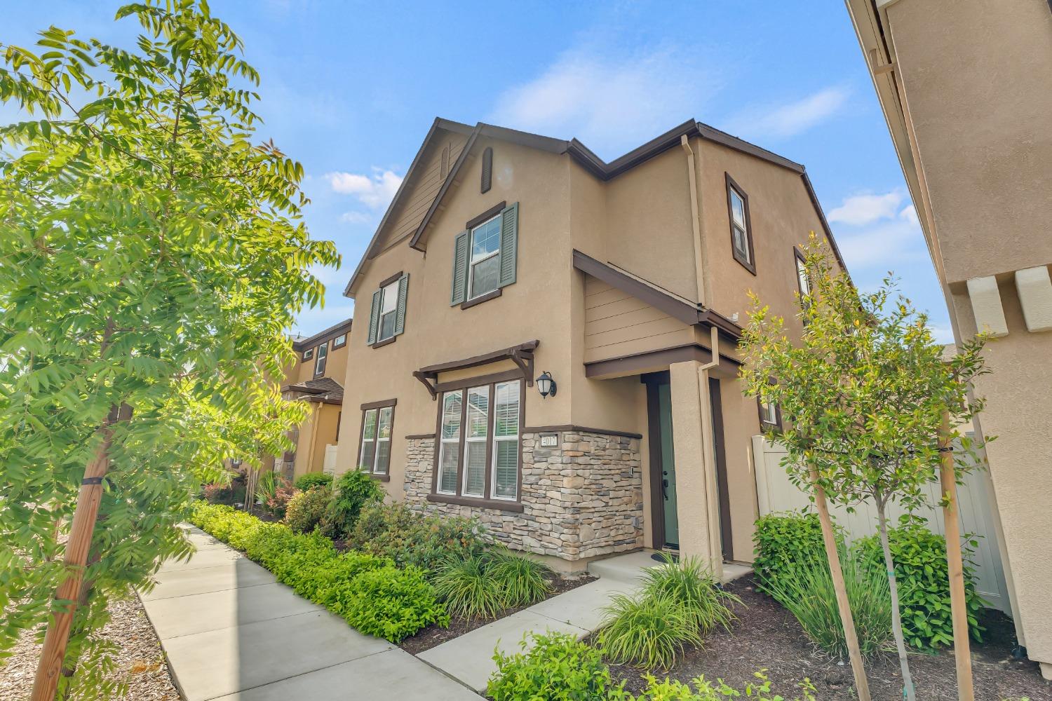 Detail Gallery Image 1 of 32 For 4017 Matterhorn Pl, Roseville,  CA 95747 - 4 Beds | 3 Baths