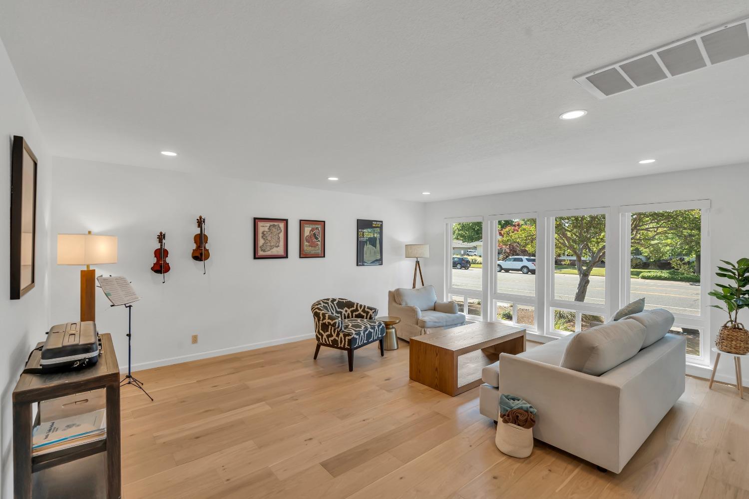 Detail Gallery Image 10 of 64 For 4644 American River Dr, Sacramento,  CA 95864 - 5 Beds | 3 Baths