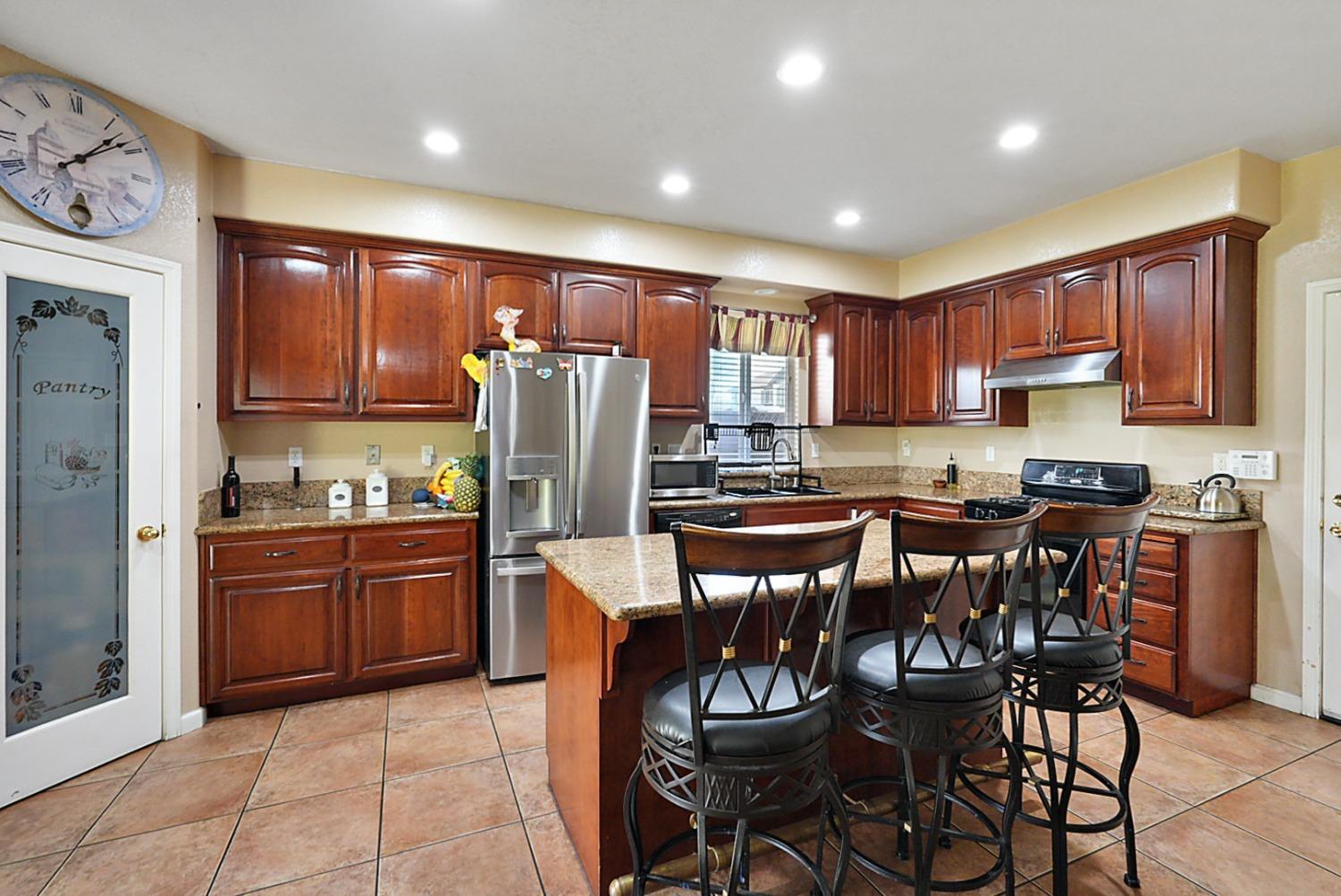 Detail Gallery Image 8 of 30 For 2025 St Theresa Way, Modesto,  CA 95358 - 4 Beds | 2/1 Baths