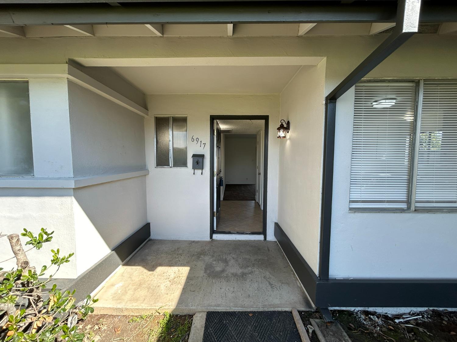 Detail Gallery Image 2 of 16 For 6917 Stillwater Way, Sacramento,  CA 95828 - 3 Beds | 1/1 Baths