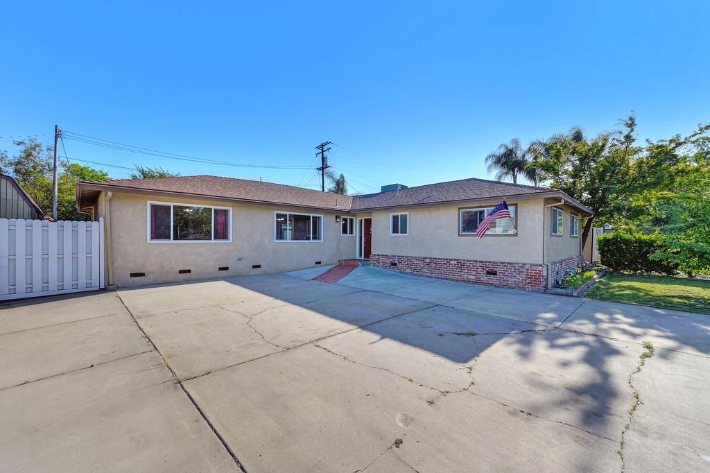 Detail Gallery Image 1 of 60 For 1402 Louise Ave, Modesto,  CA 95350 - 3 Beds | 3 Baths