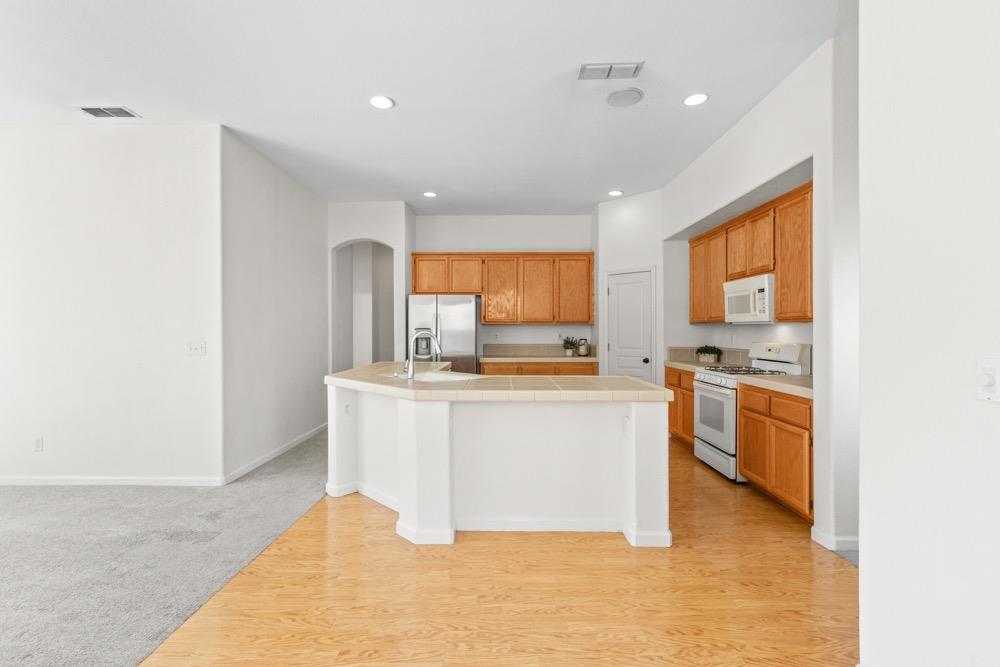 Detail Gallery Image 7 of 78 For 129 Opus Cir, Sacramento,  CA 95834 - 4 Beds | 2/1 Baths