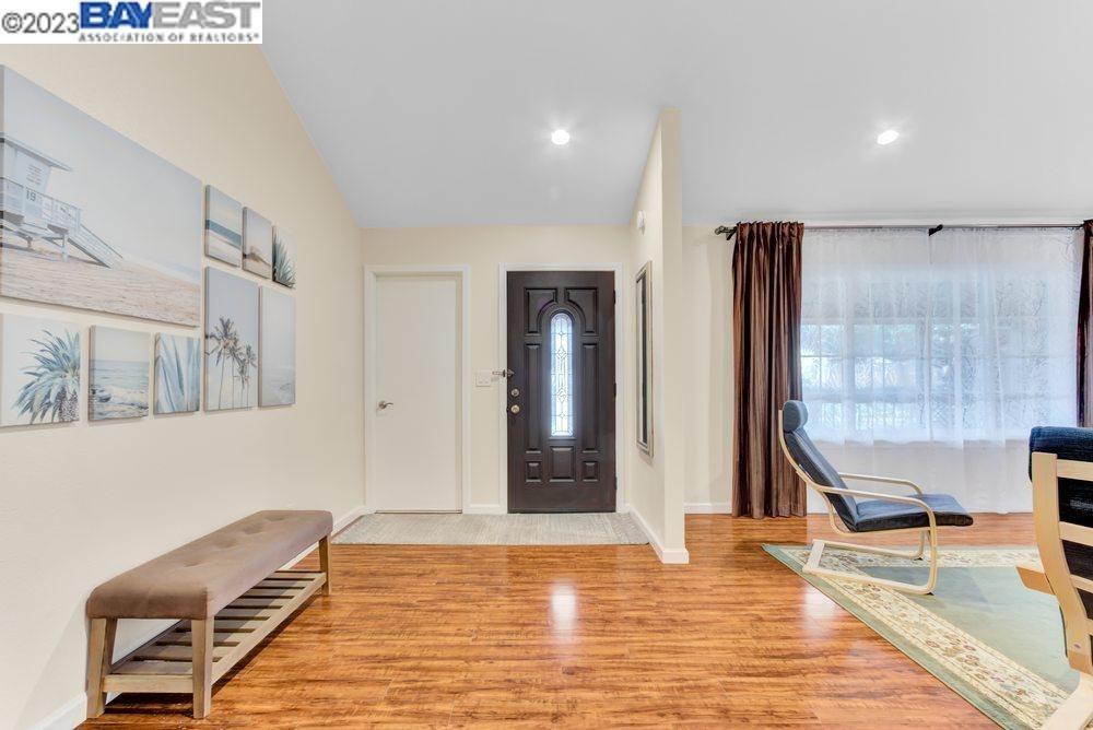 Detail Gallery Image 4 of 26 For 748 Windward Dr, Rodeo,  CA 94572 - 3 Beds | 2 Baths
