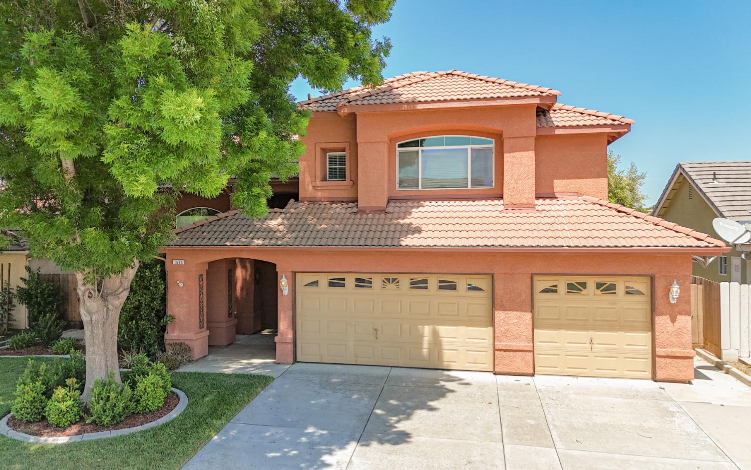 Detail Gallery Image 1 of 30 For 1685 via Milano, Gustine,  CA 95322 - 4 Beds | 3 Baths
