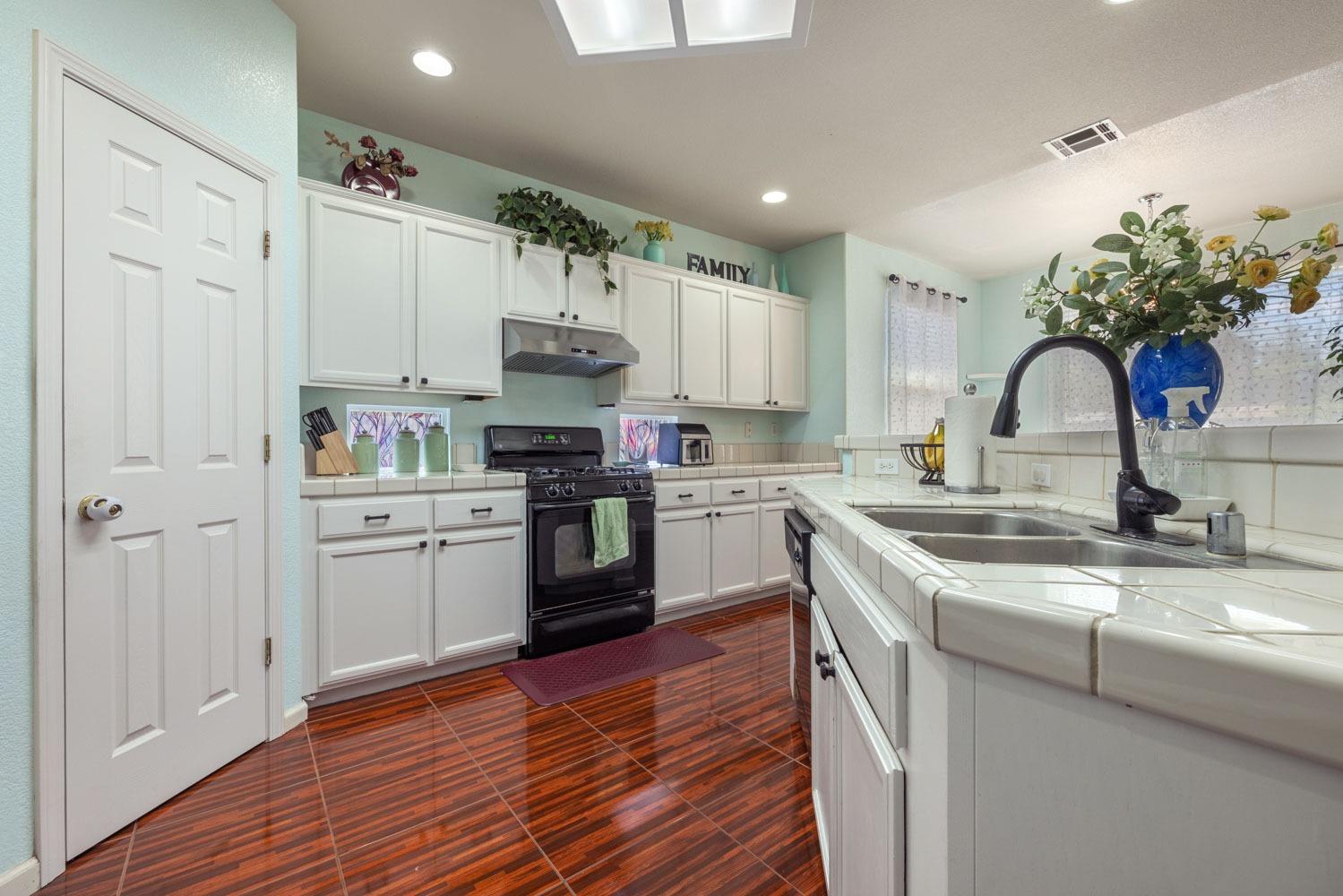 Alton Court, Riverbank, California image 18