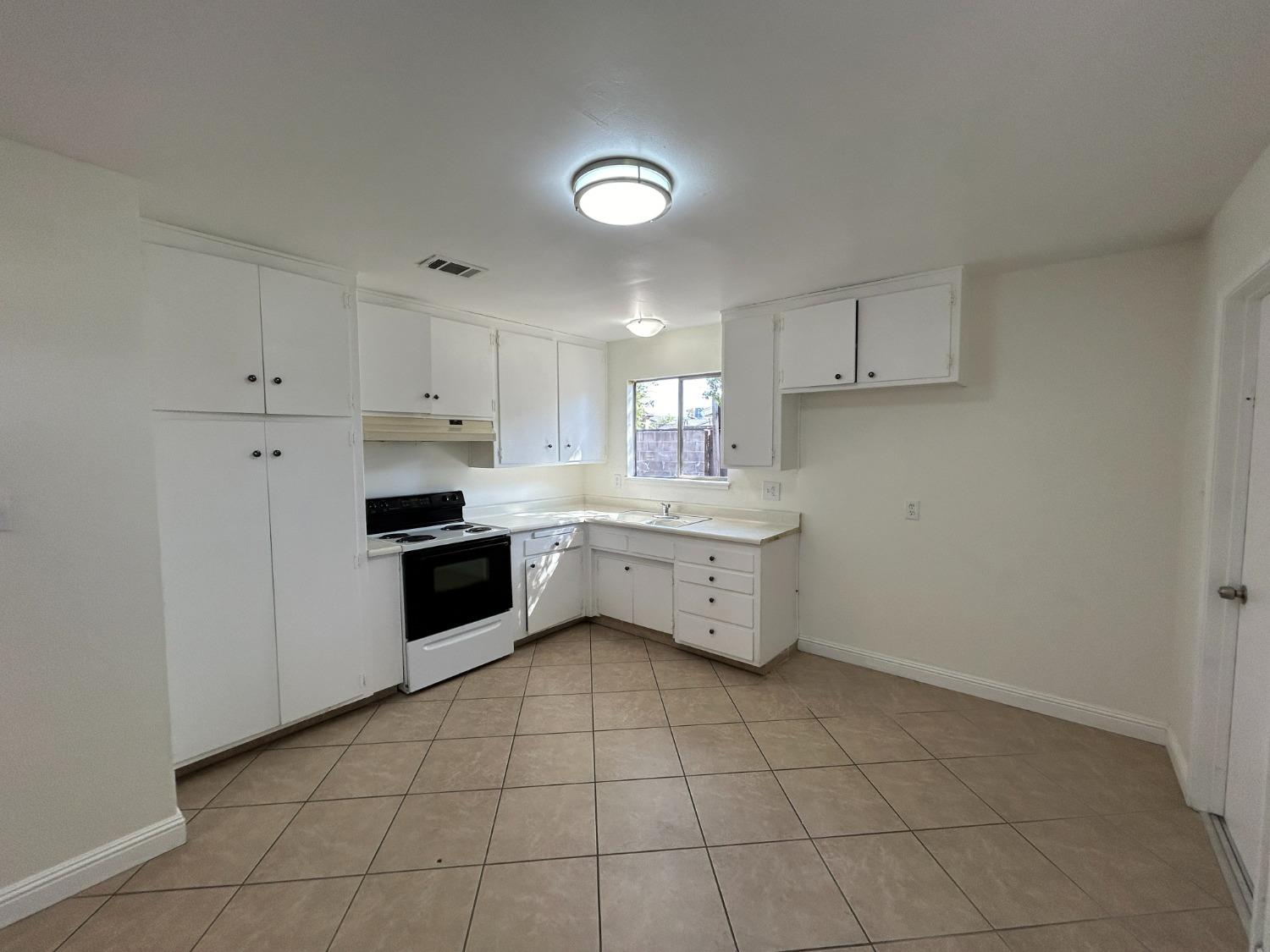 Detail Gallery Image 3 of 16 For 6917 Stillwater Way, Sacramento,  CA 95828 - 3 Beds | 1/1 Baths