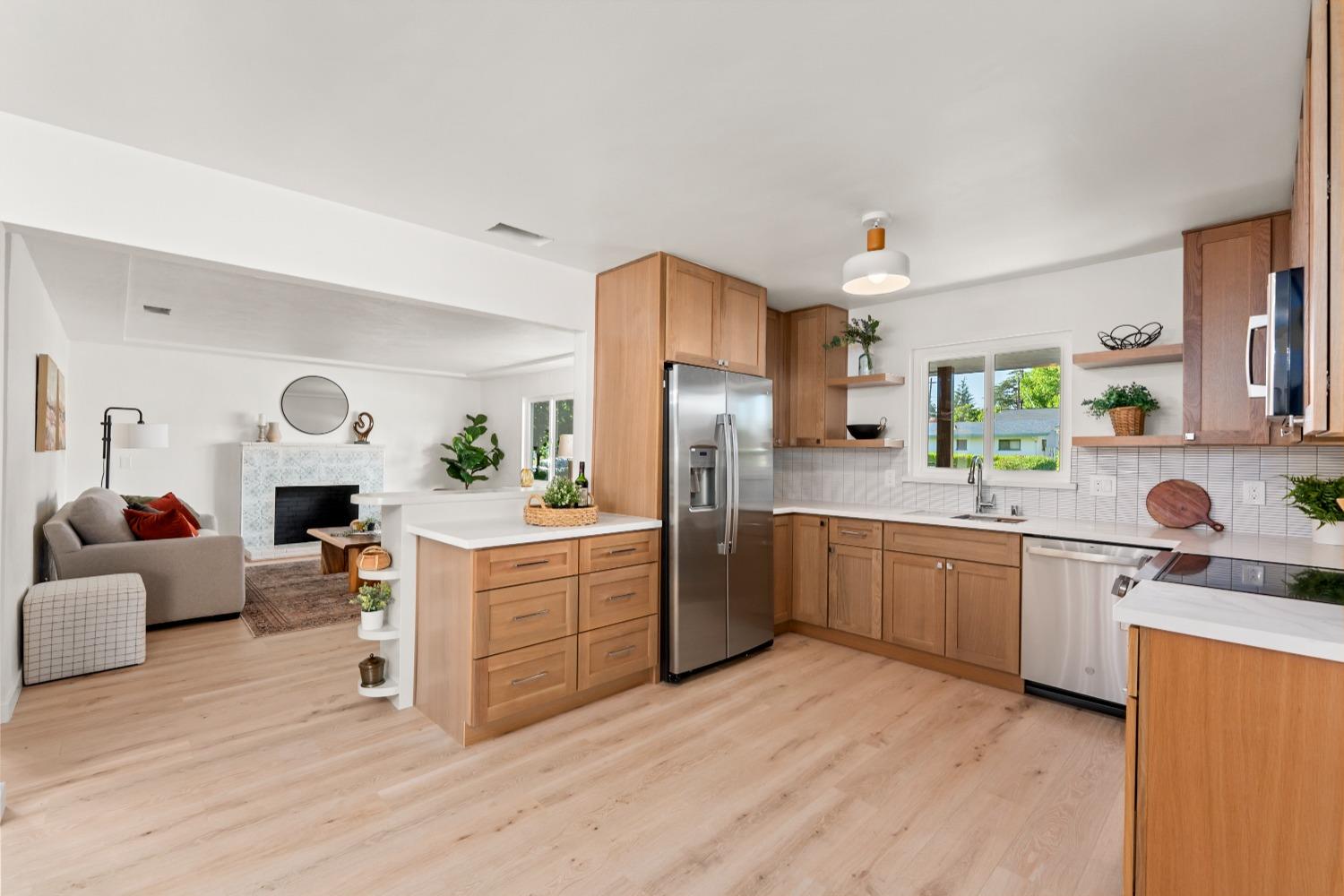 Detail Gallery Image 3 of 32 For 1464 Tradewinds Ave, Sacramento,  CA 95822 - 3 Beds | 2 Baths