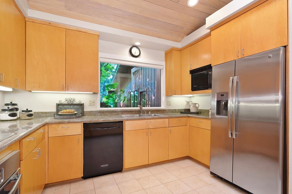 Garden Court, El Macero, California image 7