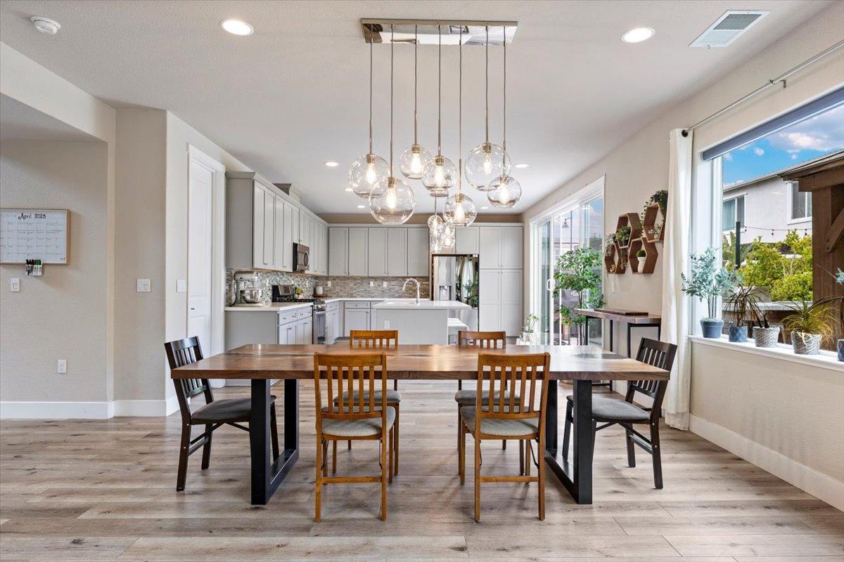 Detail Gallery Image 8 of 70 For 18466 Lewiston Dr, Lathrop,  CA 95330 - 5 Beds | 3/1 Baths