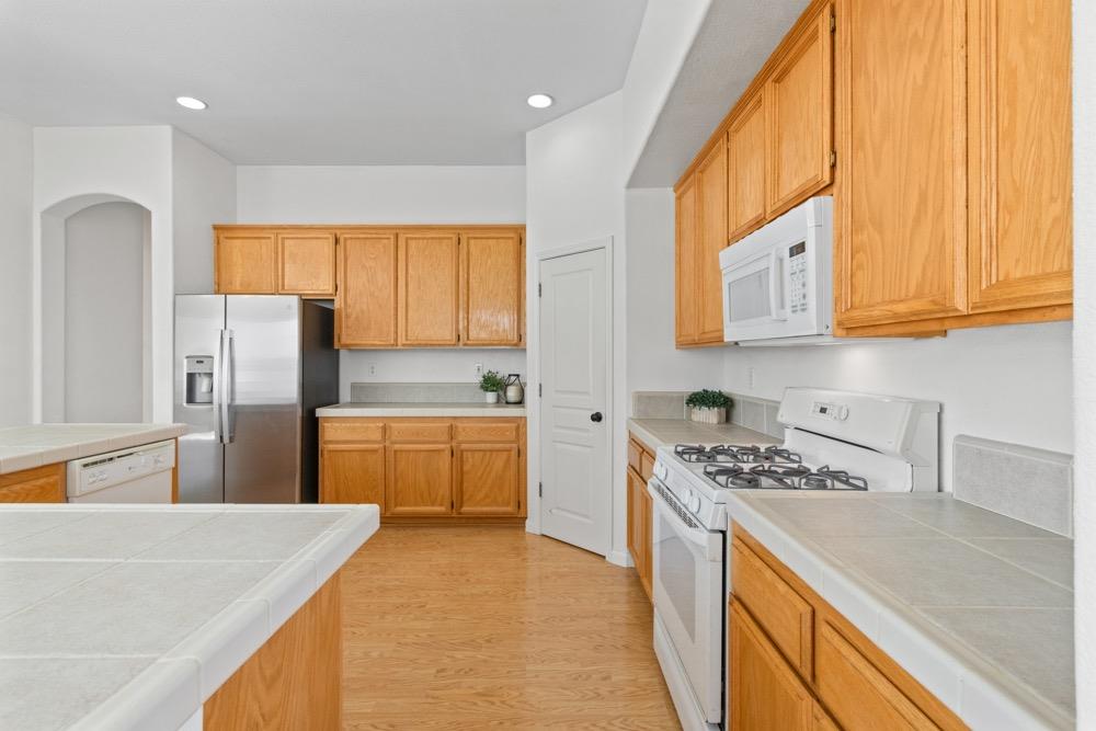 Detail Gallery Image 6 of 78 For 129 Opus Cir, Sacramento,  CA 95834 - 4 Beds | 2/1 Baths