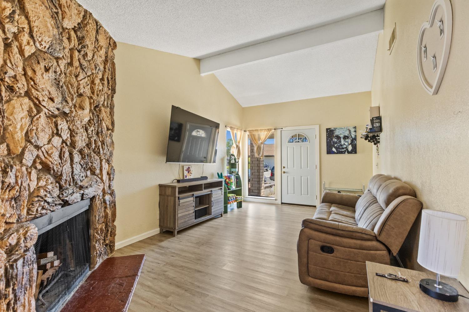 Detail Gallery Image 8 of 24 For 6227 Center Mall Way, Sacramento,  CA 95823 - 2 Beds | 1 Baths