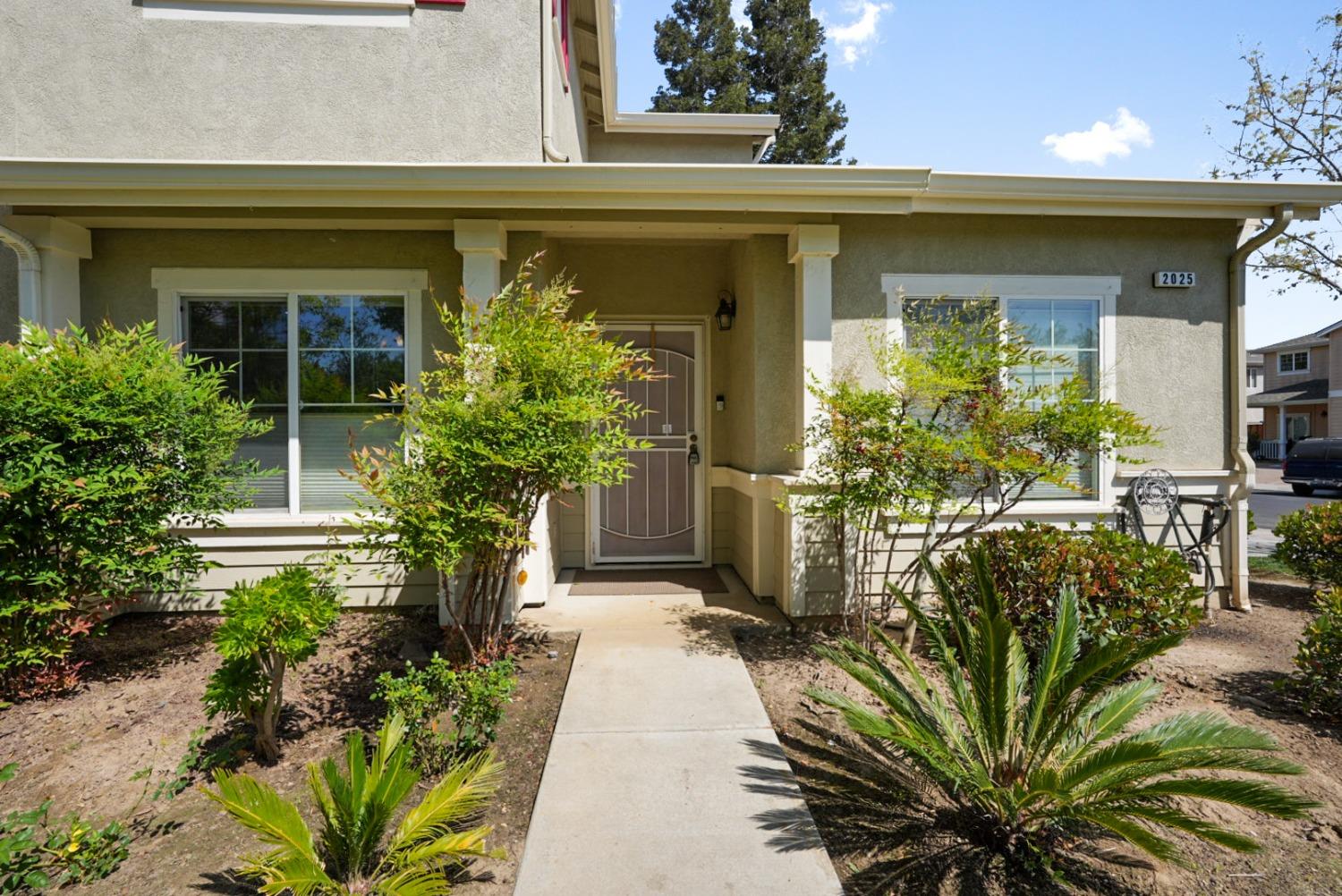 Detail Gallery Image 3 of 30 For 2025 St Theresa Way, Modesto,  CA 95358 - 4 Beds | 2/1 Baths