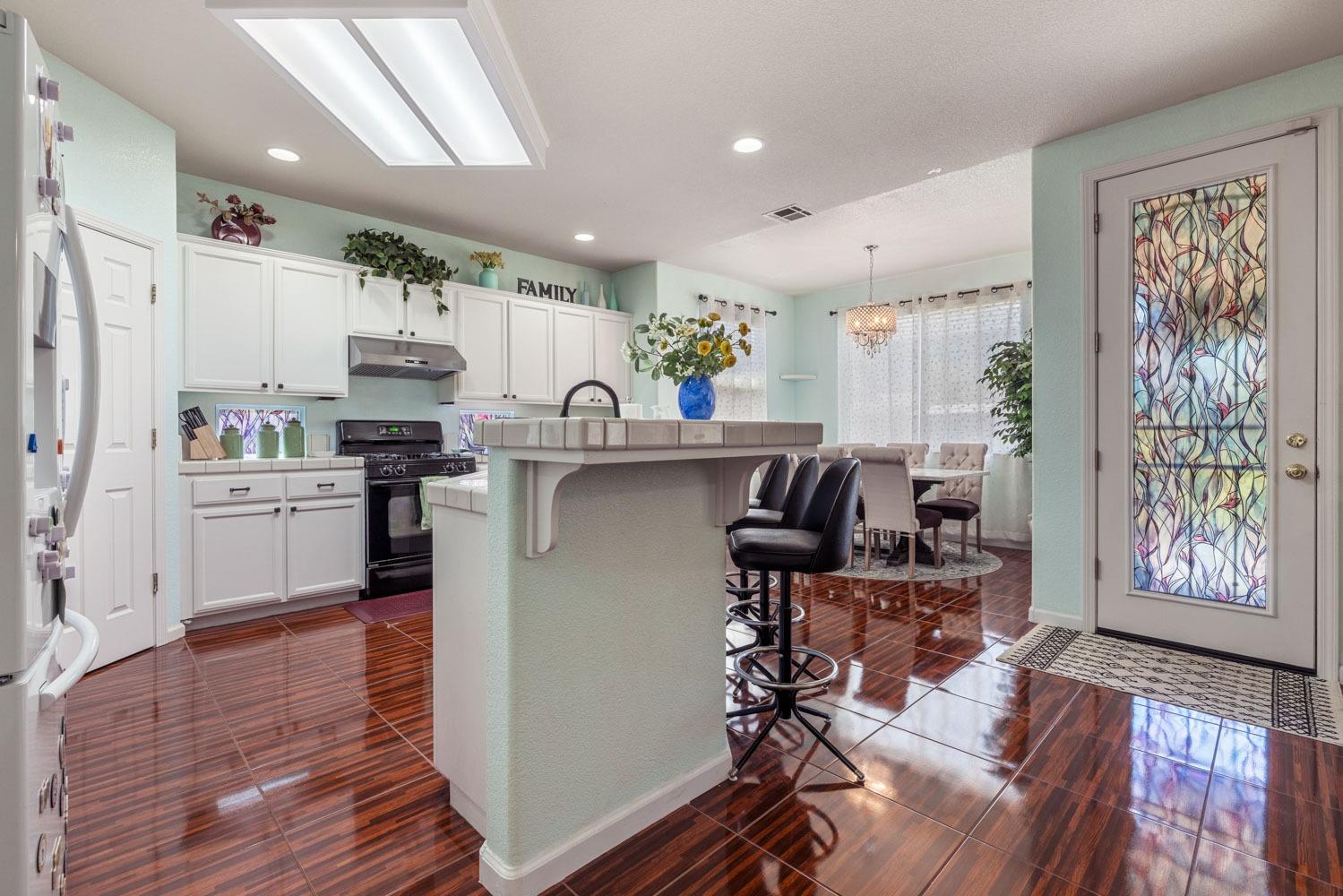 Alton Court, Riverbank, California image 16