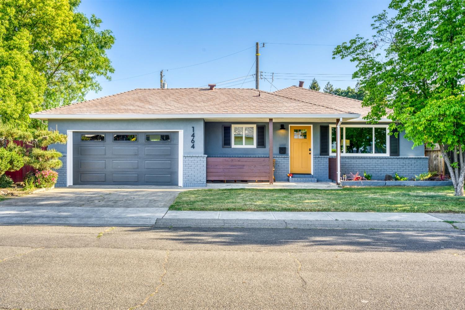 Detail Gallery Image 1 of 32 For 1464 Tradewinds Ave, Sacramento,  CA 95822 - 3 Beds | 2 Baths