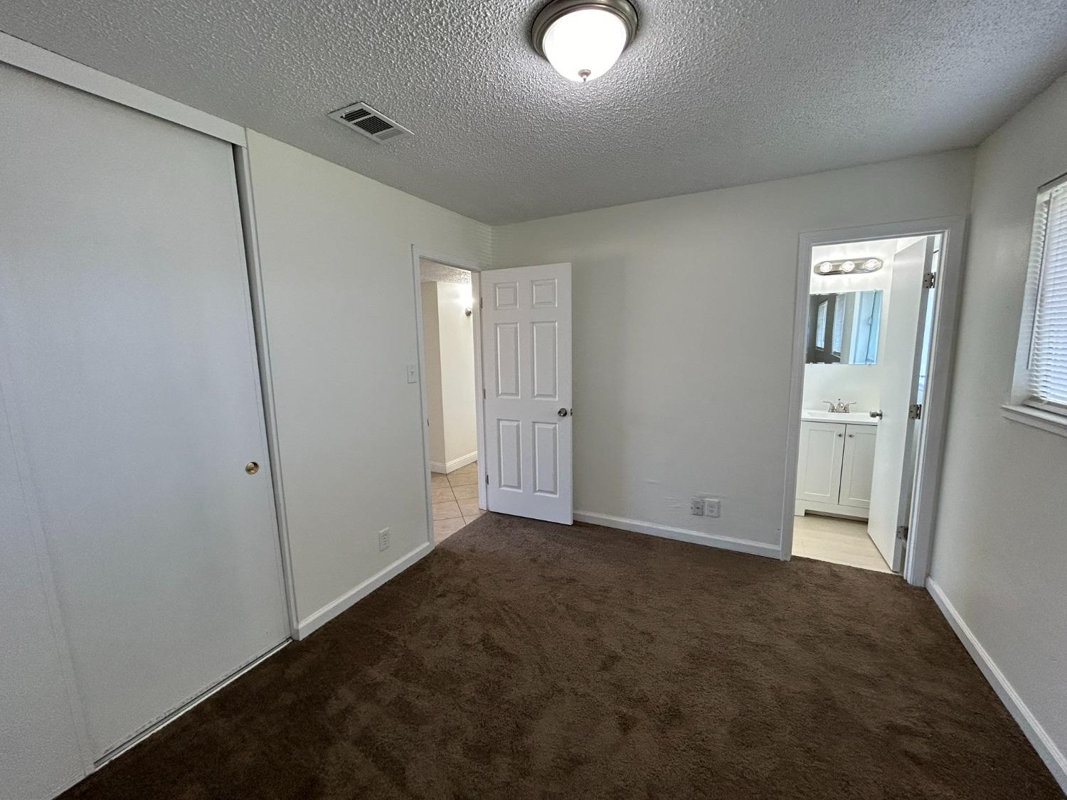 Detail Gallery Image 8 of 16 For 6917 Stillwater Way, Sacramento,  CA 95828 - 3 Beds | 1/1 Baths