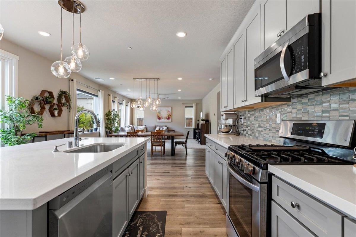 Detail Gallery Image 3 of 70 For 18466 Lewiston Dr, Lathrop,  CA 95330 - 5 Beds | 3/1 Baths