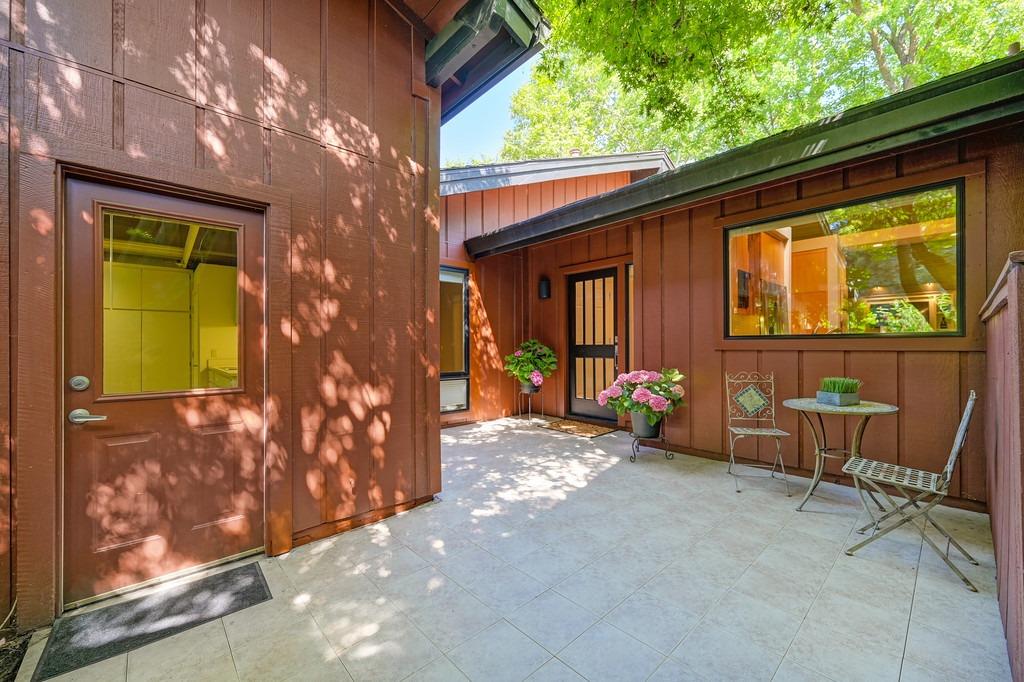 Garden Court, El Macero, California image 4