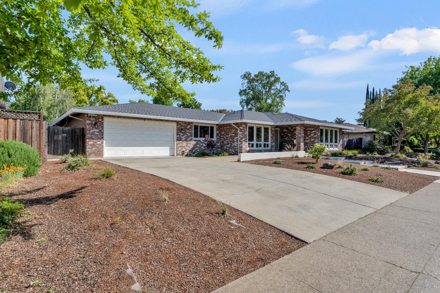Detail Gallery Image 4 of 64 For 4644 American River Dr, Sacramento,  CA 95864 - 5 Beds | 3 Baths